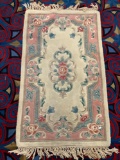 Vintage handmade wool rug with fringe - classic pattern