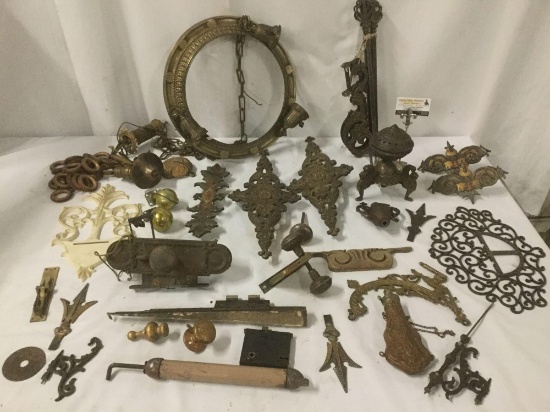 30 antique and vintage pcs incl. metal and composite door knobs, fixtures, a chandelier