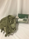 Two green furniture covers, incl. one brook stone Weather Wrap wicker sofa cover, approx. 16x16x12