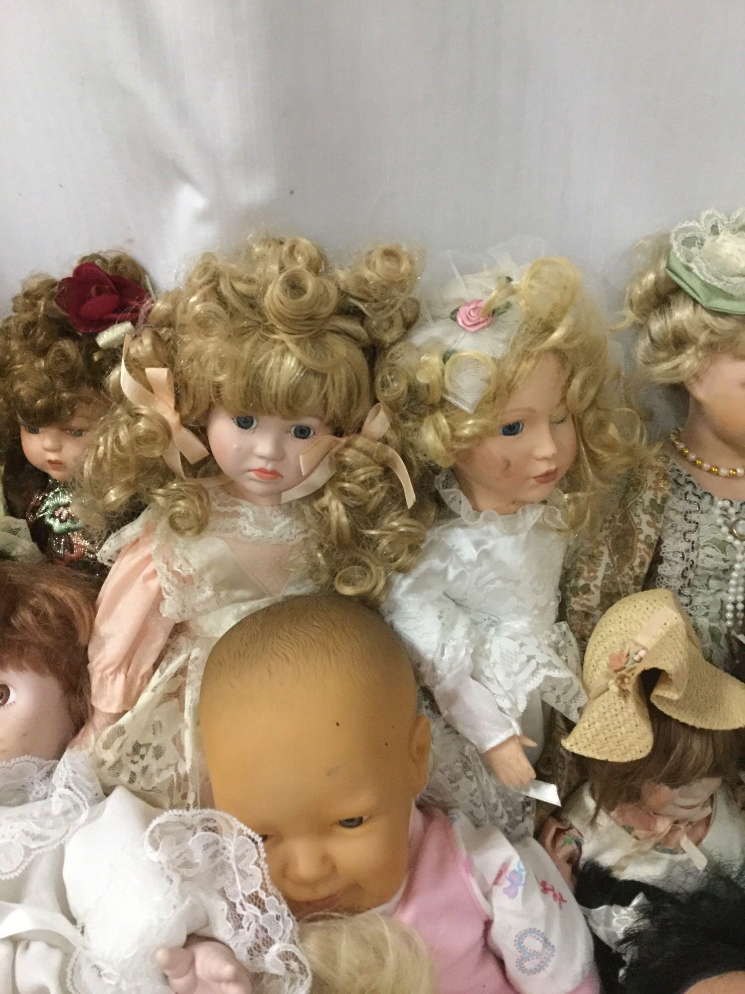 Forty vinyl and porcelain dolls: Westminster, | Proxibid