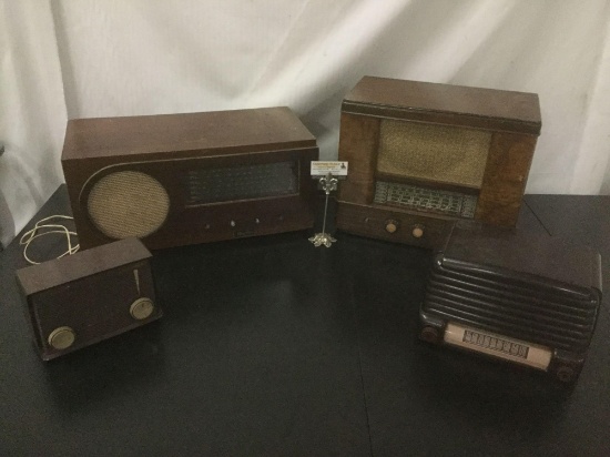 Four vintage radios, incl. a U.S. made wooden Admiral radio No.13026 (untested, split cord), black