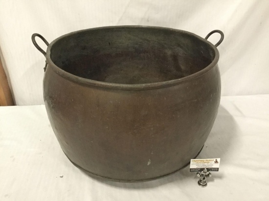 Large vintage copper pot / cauldron. Measures approx 25x24x15 inches.