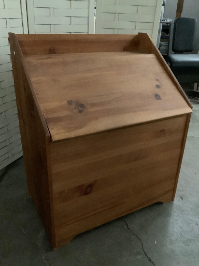 Vintage wood storage trunk/ hamper box, approx 31 x 21 x 37 inches