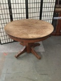 Vintage round oak dining table. approx 42x42x30 inches