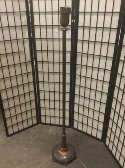 Metal floor lamp with ornate base. Tested & working