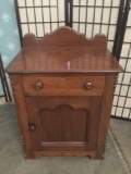 Vintage wood cabinet w/ 1 drawer and lower cabinet