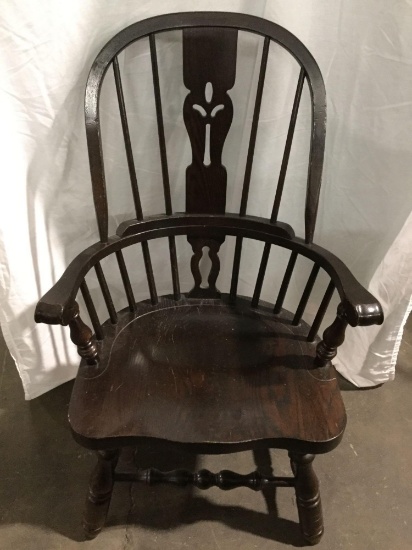 Vintage Windsor back arm chair. Approx 41x24x24 inches.