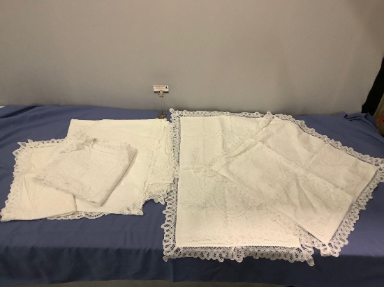 5 pc. lot of vintage white lace pillow cases & bed spread, nice condition.