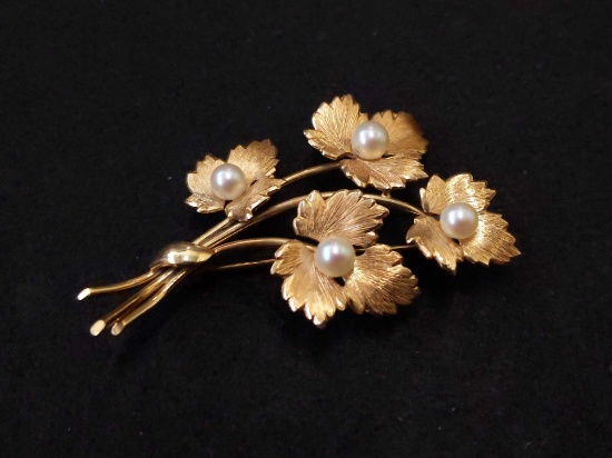 Stunning 14k Gold Pin w/ Leaf and Pearl Design