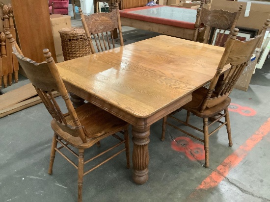 Vintage wood dinning table w/ 2 leaf extensions, 4 chairs, approx 60.5 x 42 x 28 in.