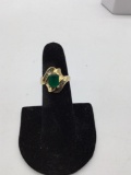 Women's size 7 14k gold ring featuring approx 1 ct Emerald w diamond accents 5.1g