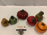 6 pc. lot of ceramic fruit/ vegetable home decor table setting, better homes and Gardens Collection.