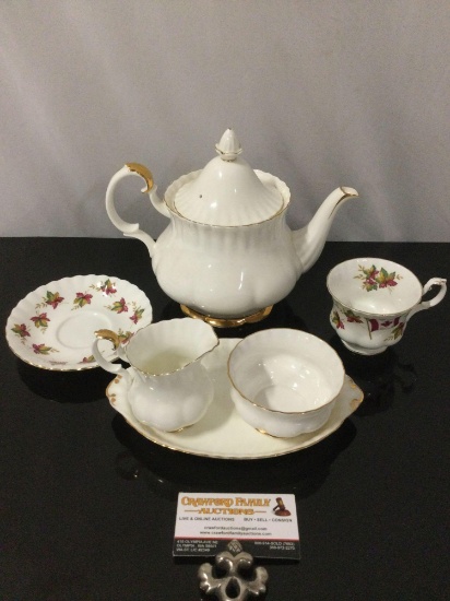 Nice 6 pc. lot of Royal Albert fine English china: Val D?or tea set / Canada - From Sea to Sea tea