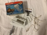 Vintage Betty Crocker 4-speed handmixer with original box, tested and working.