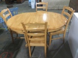 Nice oak dining room table with four matching chairs / Solid set