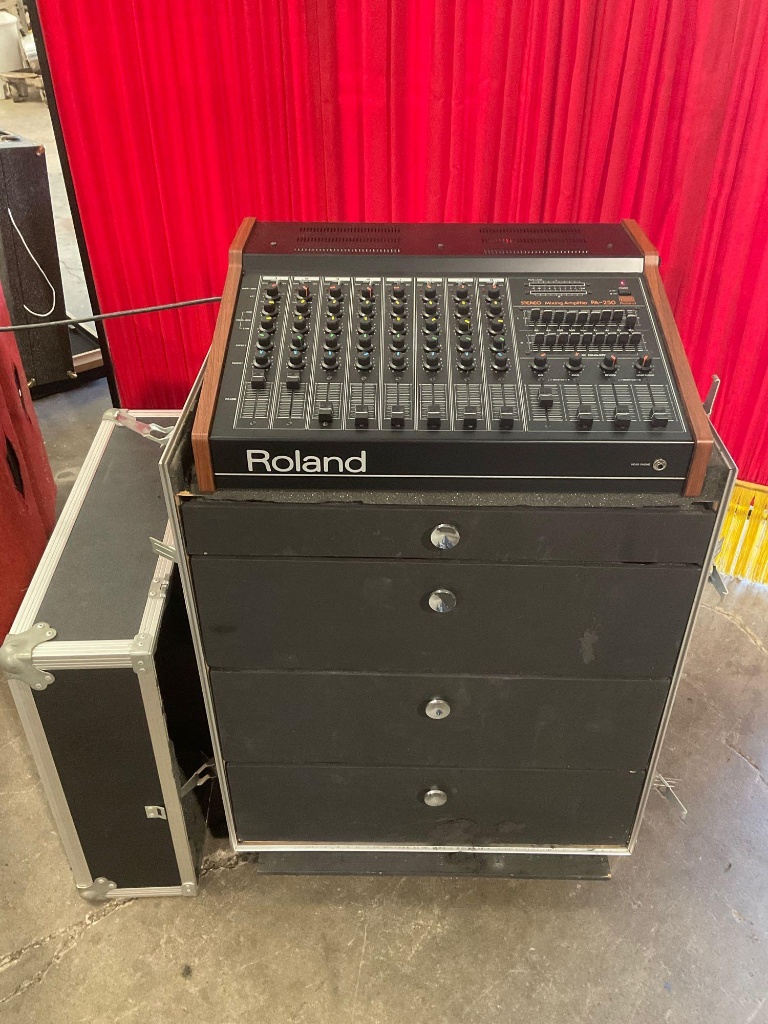 Professional stage audio gear: Roland Stereo 8-Chanel Mixing Amplifier PA- 250 (tested/working) on | Online Auctions | Proxibid