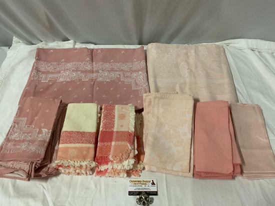 Nice collection of linen napkins /tablecloths , matching sets & more.