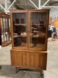 Gorgeous mid century Sculptra by Broyhill Premier 2 piece Display hutch see pics