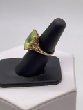 10k gold womens ring w/ large 5ct plus light green stone , 6.1g
