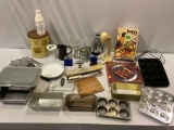 Huge lot of vintage/ modern kitchen items; muffin pans, Pyrex, Bamix de Luxe, milk bottle, Magna