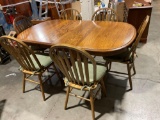 Vintage and in excellent shape solid oak rounded pedestal dining room table w/6 chairs