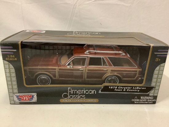 Motor Max American Classics diecast 1/24 scale 1979 Chrysler LeBaron Town & Country wagon in box