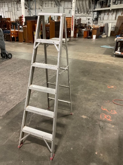 6' Aluminum ladder with Paint shelf. See pics.