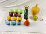 Small collection of assorted glass and porcelain pieces, 17ct