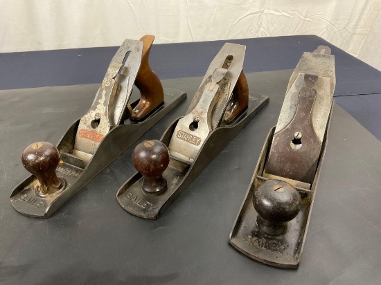 2 no.5 and 1 no.5 1/2 STANLEY Bailey Planes for use with woodworking