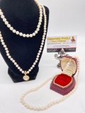 Selection of 3 vintage pearl necklaces incl. one with 14kt yellow gold clasp - see pics