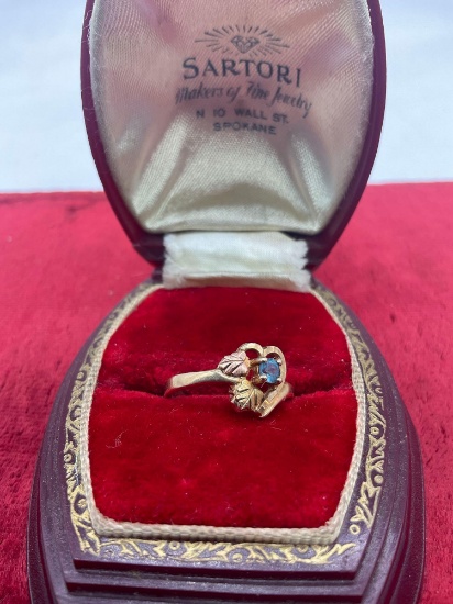 Vintage 10k gold ring with black hills gold leaf front and blue topaz stone sz 5