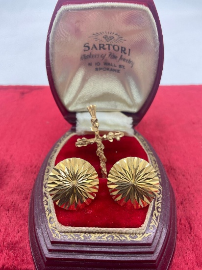Intricate 18k gold cross pendant and 18k gold diamond cut earrings - 3.2 grams approx