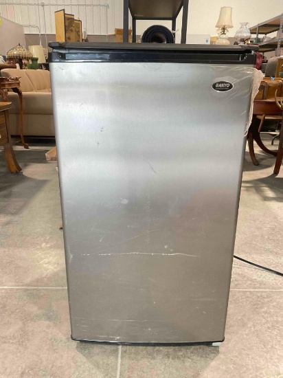 Sanyo Mini Refrigerator Model SR-4433S. Tested, Works. Very Good Condition. See pics.