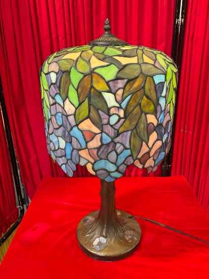Tiffany Style Stained Glass Wisteria Table Lamp. Excellent Condition. Tested, Works. See pics.