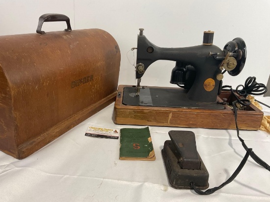 Antique Singer Sewing Machine model 128, Bentwood Carrying Case