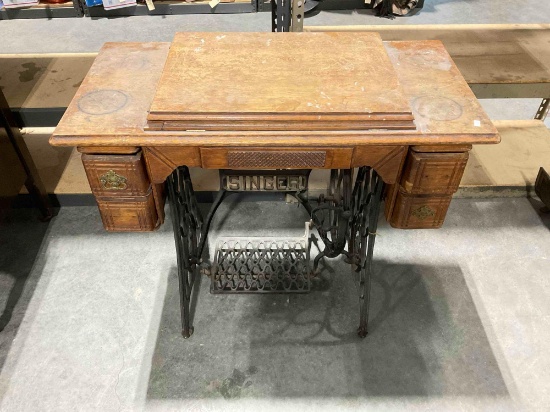 Antique Singer Sewing Machine Treadle Cabinet Model K561457. Good Condition. See pics.