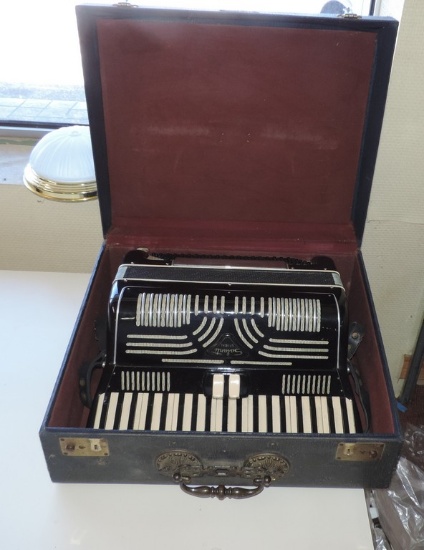 Salanti Special Accordion in Carrying Case