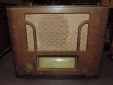 Silvertone Tabletop Radio in Wooden Case