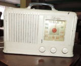 Silvertone Radio With Handle