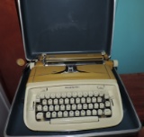 Royal Manuel Typewriter in Original Carrying Case