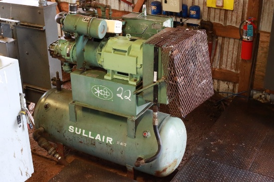 SULLAIR 30HP TANK MOUNTED ROTARY SCREW AIR COMPRESSOR