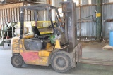 CAT PROPANE FORKLIFT MDL GP25 S/N 5AM04176 W/21,000 HRS, SIDE SHIFT & 48