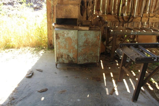 METAL CABINET W/LARGE VISE