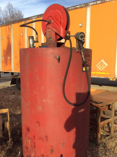 500-gallon vertical oil tank w/ air operated pump w/ metering gun dispenser