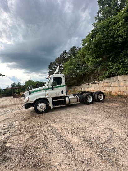 2013 Freightliner Dual Axle Tractor, Day Cab With ISX15 Cummins Engine, 10 Speed Eaton-Fuller Transm