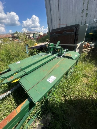 Unailer Disc Pallet Dismantler Mdl 8754B with Onboard Hydraulics. Located at 1995 Lumber Rd., Henry,