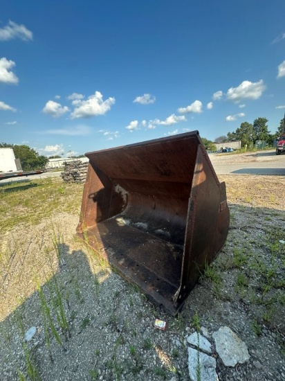 Cat 96inch Loader Bucket Attachment with Quick Coupler. Located at 201 Tobacco Rd., Bowling Green, K