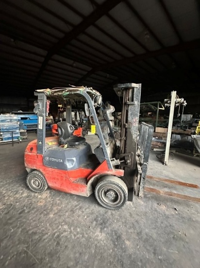 Toyota 4K Lb Forklift with Diesel, 3 Stage Mast, 42inch Forks, Side Shift, Solid Tires, 28,612 Hrs,