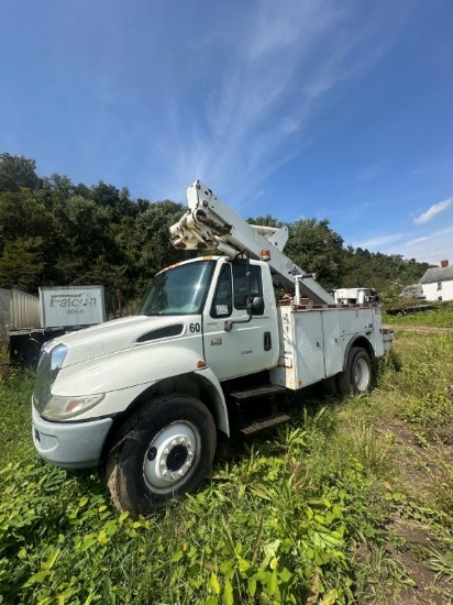 2003 International 4200 SBA-4x2 VT365 Single Axle Bucket Truck with 2004 Altec Lift. Truck has Auto