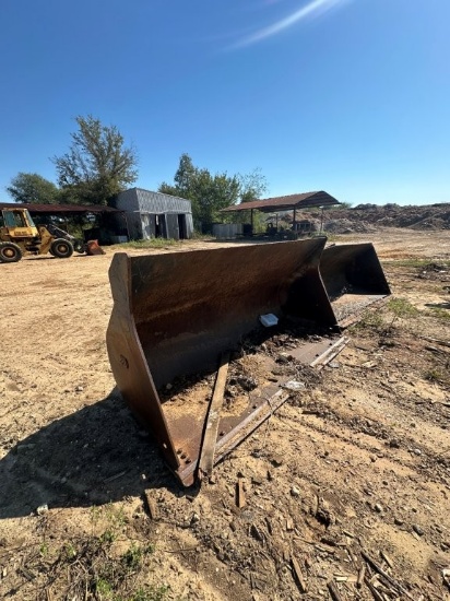 JRB Mdl 624J 3.5 Yd-104inch Loader Bucket Attachment Quick Coupler, S/N 0406-189116-3. Couples with
